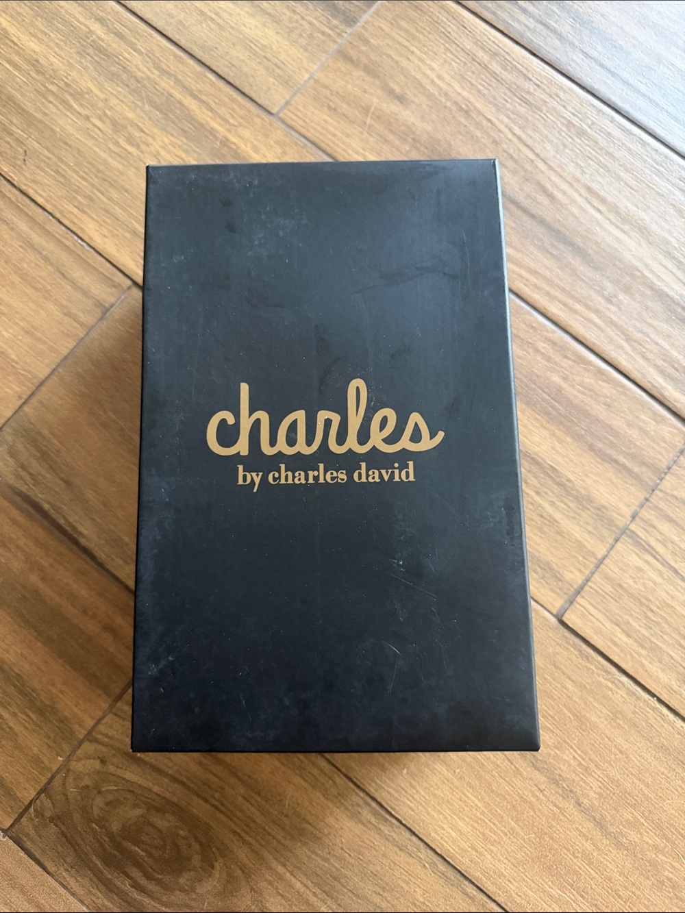 New 8.5 Charles by Charles David Black Box with Gold Script Logo